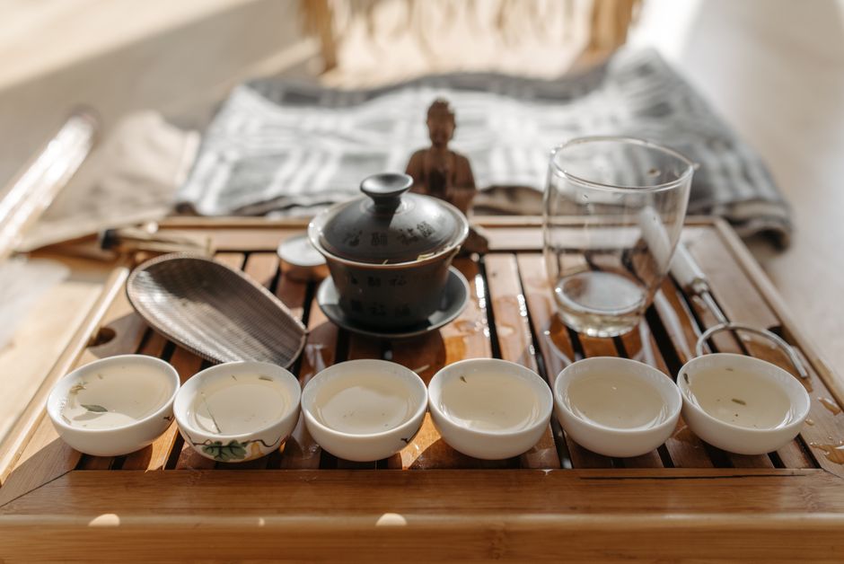 Gongfu pripomočki na čajni deski
