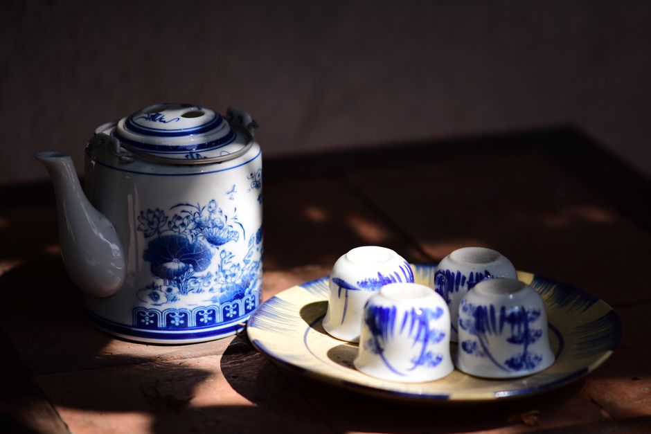 Porcelanski čajnik in skodelice